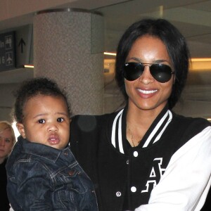 La chanteuse Ciara et son fils Future Wilburn à l'aéroport de Los Angeles le 15 janvier 2015
