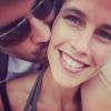 Mathieu Johann et sa compagne Clémence Castel partagent un moment de tendresse sur Instagram le 12 août 2016.