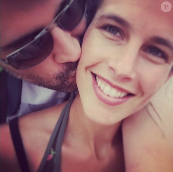 Mathieu Johann et sa compagne Clémence Castel partagent un moment de tendresse sur Instagram le 12 août 2016.