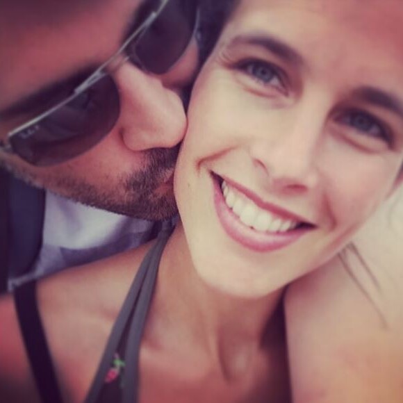 Mathieu Johann et sa compagne Clémence Castel partagent un moment de tendresse sur Instagram le 12 août 2016.