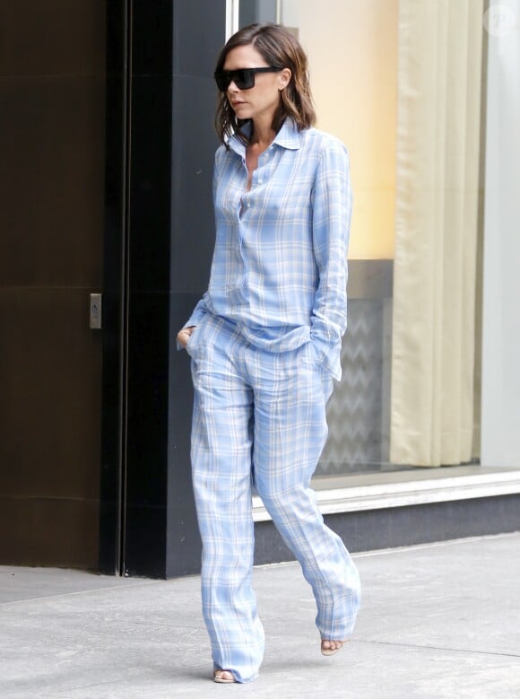 Victoria Beckham photographiée à New York le 7 juin 2017, porte une chemise et un pantalon Victoria Beckham (collection croisière 2018).