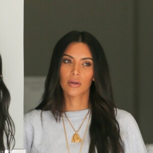 Kim Kardashian photographiée à Calabasas le 6 juin 2017, porte un pull, un jogging, des chaussures et deux colliers YEEZY (collection YEEZY Season 4).