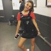 Photo de Selena Gomez à New York publiée le 6 juin 2017. L'actrice et chanteuse porte un t-shirt Hesperios Collection, une robe en vinyle ALEXACHUNG et des baskets Gucci.
