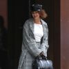 Bella Hadid photographiée à New York le 5 juin 2017, porte un trench-coat et un pantalon Zimmermann (collection automne 2017), une casquette Ruslan Baginskiy et un sac Givenchy.
