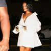 Rihanna photographiée à Los Angeles le 31 mai 2017, porte une chemise blanche JUUN.J (collection automne-hiver 2017), une ceinture Maison Margiela et des sandales Giuseppe Zanotti.