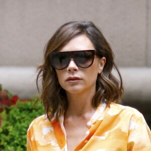 Victoria Beckham photographiée à New York le 7 juin 2017, porte une chemise, une jupe (collection croisière 2018) et des chaussures (pré-collection automne 2017) Victoria Beckham.