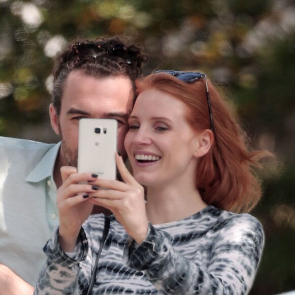 Jessica Chastain et son compagnon Gian Luca Passi De Preposulo passent un moment en amoureux à Beverlys Hills, le 10 avril 2016.