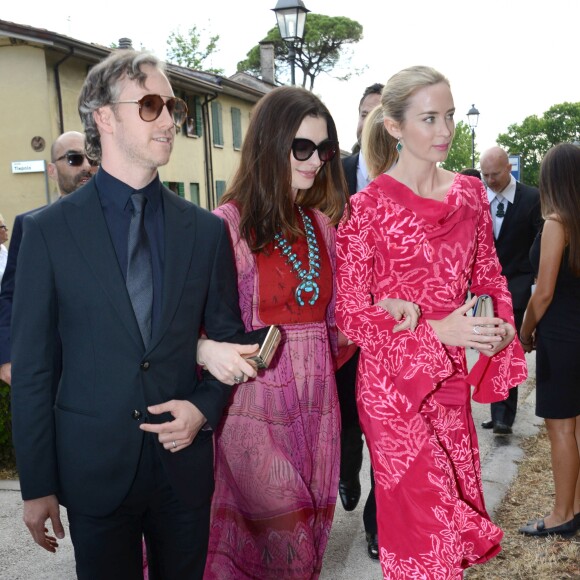 Adam Shulman, Anne Hathaway et Emily Blunt - Les invités arrivent au mariage de Jessica Chastain et de Gian Luca Passi de Preposulo à la Villa Tiepolo Passi à Trévise en Italie le 10 juin 2017.