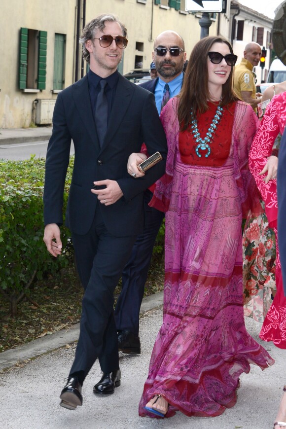 Adam Shulman et sa femme Anne Hathaway - Les invités arrivent au mariage de Jessica Chastain et de Gian Luca Passi de Preposulo à la Villa Tiepolo Passi à Trévise en Italie le 10 juin 2017.