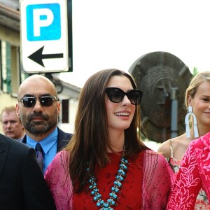 Adam Shulman, Anne Hathaway et Emily Blunt - Les invités arrivent au mariage de Jessica Chastain et de Gian Luca Passi de Preposulo à la Villa Tiepolo Passi à Trévise en Italie le 10 juin 2017.