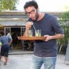 Exclusif - L'animateur Manu Lévy dans son restaurant-bar de plage, "Le Machin Vert", en 2015.