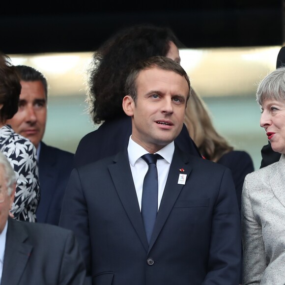 Le président Emmanuel Macron et la Première ministre du Royaume-Uni Theresa May assistent au match amical France - Angleterre au Stade de France le 13 juin 2017. © Cyril Moreau / Bestimage