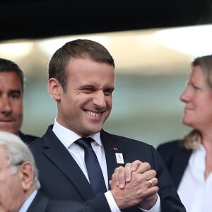 Le président Emmanuel Macron et la Première ministre du Royaume-Uni Theresa May assistent au match amical France - Angleterre au Stade de France le 13 juin 2017. © Cyril Moreau/Bestimage