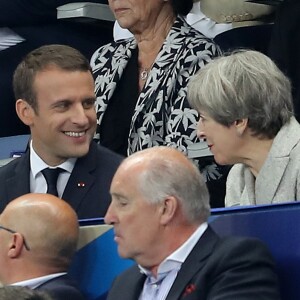 Le président Emmanuel Macron et la Première ministre du Royaume-Uni Theresa May assistent au match amical France - Angleterre au Stade de France le 13 juin 2017. © Cyril Moreau/Bestimage