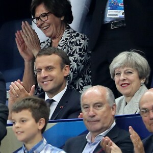 Le président Emmanuel Macron et la Première ministre du Royaume-Uni Theresa May assistent au match amical France - Angleterre au Stade de France le 13 juin 2017. © Cyril Moreau/Bestimage