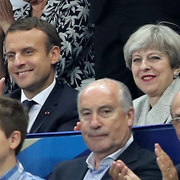 Le président Emmanuel Macron et la Première ministre du Royaume-Uni Theresa May assistent au match amical France - Angleterre au Stade de France le 13 juin 2017. © Cyril Moreau/Bestimage