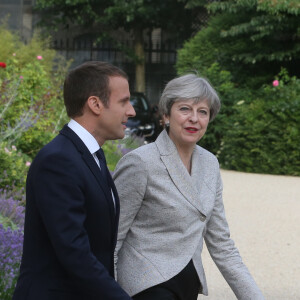 Le président de la République française Emmanuel Macron et la Première ministre britannique Theresa May lors d'une conférence de presse conjointe dans le jardin du palais de l'Elysée à Paris, le 13 juin 2017. © Nikola Kis Derdei/Bestimage