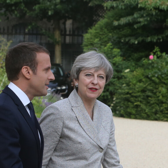 Le président de la République française Emmanuel Macron et la Première ministre britannique Theresa May lors d'une conférence de presse conjointe dans le jardin du palais de l'Elysée à Paris, le 13 juin 2017. © Nikola Kis Derdei/Bestimage