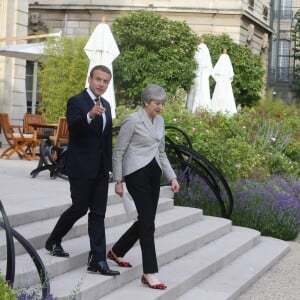 Le président de la République française Emmanuel Macron et la Première ministre britannique Theresa May lors d'une conférence de presse conjointe dans le jardin du palais de l'Elysée à Paris, le 13 juin 2017. © Nikola Kis Derdei/Bestimage