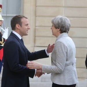 Le président de la République française Emmanuel Macron et la Première ministre britannique Theresa May lors d'une conférence de presse conjointe dans le jardin du palais de l'Elysée à Paris, le 13 juin 2017. © Nikola Kis Derdei/Bestimage