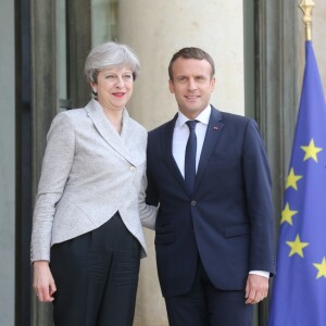 Le président de la République française Emmanuel Macron et la Première ministre britannique Theresa May lors d'une conférence de presse conjointe dans le jardin du palais de l'Elysée à Paris, le 13 juin 2017. © Nikola Kis Derdei/Bestimage