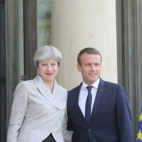 Le président de la République française Emmanuel Macron et la Première ministre britannique Theresa May lors d'une conférence de presse conjointe dans le jardin du palais de l'Elysée à Paris, le 13 juin 2017. © Nikola Kis Derdei/Bestimage