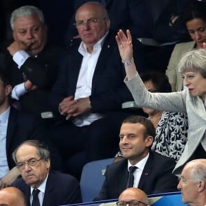 Le président Emmanuel Macron et la Première ministre du Royaume-Uni Theresa May font la Ola lors du Match amical France - Angleterre au Stade de France le 13 juin 2017. © Cyril Moreau/Bestimage