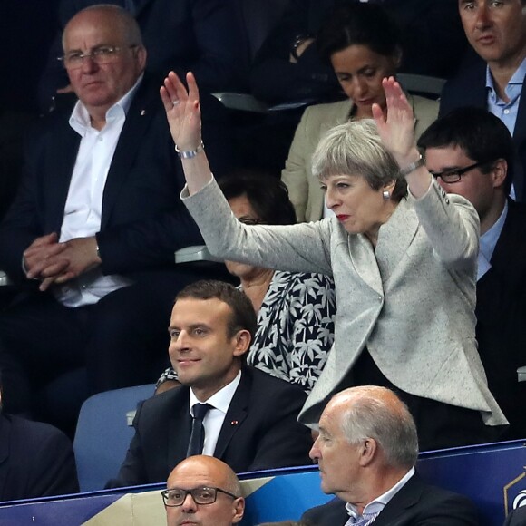 Le président Emmanuel Macron et la Première ministre du Royaume-Uni Theresa May font la Ola lors du Match amical France - Angleterre au Stade de France le 13 juin 2017. © Cyril Moreau/Bestimage