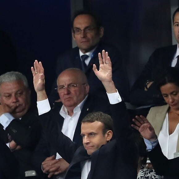 Le président Emmanuel Macron et la Première ministre du Royaume-Uni Theresa May font la Ola lors du Match amical France - Angleterre au Stade de France le 13 juin 2017. © Cyril Moreau/Bestimage