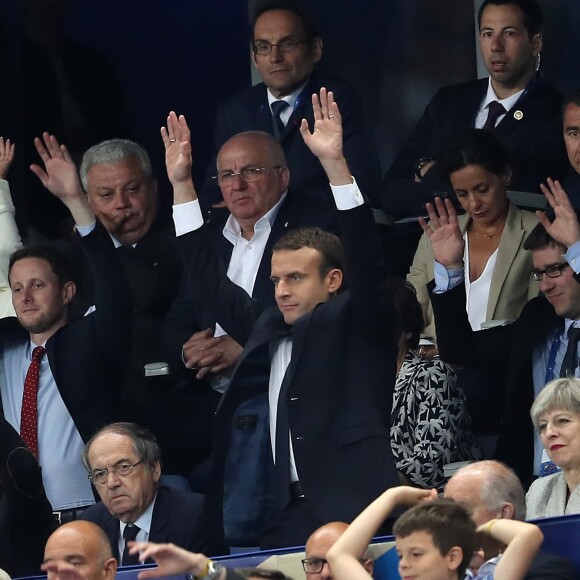 Le président Emmanuel Macron et la Première ministre du Royaume-Uni Theresa May font la Ola lors du Match amical France - Angleterre au Stade de France le 13 juin 2017. © Cyril Moreau/Bestimage