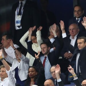 Le président Emmanuel Macron et la Première ministre du Royaume-Uni Theresa May font la Ola lors du Match amical France - Angleterre au Stade de France le 13 juin 2017. © Cyril Moreau/Bestimage