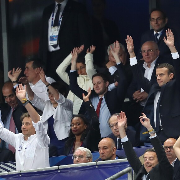Le président Emmanuel Macron et la Première ministre du Royaume-Uni Theresa May font la Ola lors du Match amical France - Angleterre au Stade de France le 13 juin 2017. © Cyril Moreau/Bestimage