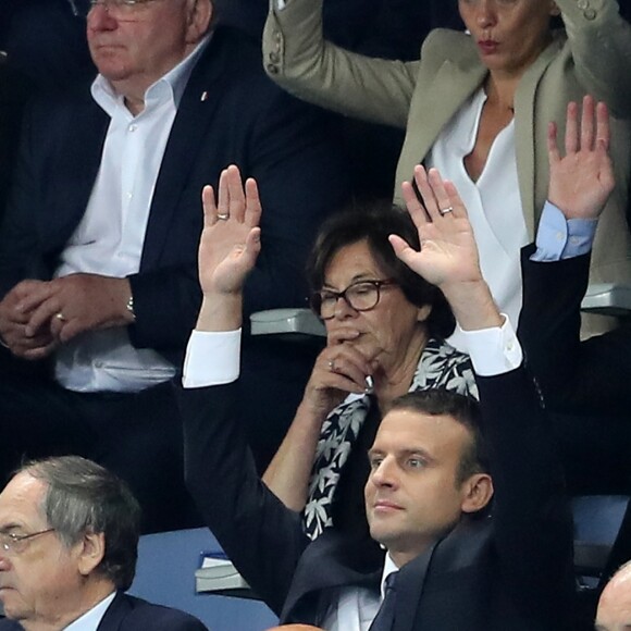 Le président Emmanuel Macron et la Première ministre du Royaume-Uni Theresa May font la Ola lors du Match amical France - Angleterre au Stade de France le 13 juin 2017. © Cyril Moreau/Bestimage