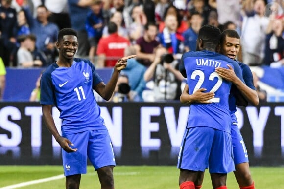 Ousmane Dembélé célèbre son but avec ses coéquipiers - Match de football amical France - Angleterre (3-2) au Stade de France , le 13 juin 2017. © Pierre Perusseau/Bestimage