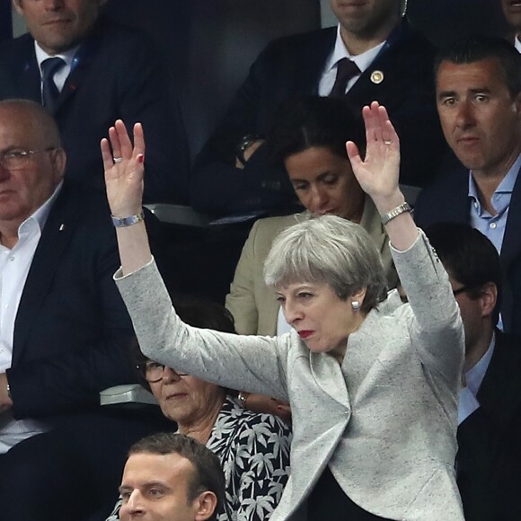Le président Emmanuel Macron et le premier ministre du Royaume-Uni Theresa May font la Ola lors du Match amical France - Angleterre au Stade de France le 13 juin 2017. © Cyril Moreau/Bestimage