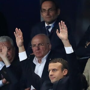 Le président Emmanuel Macron et le premier ministre du Royaume-Uni Theresa May font la Ola lors du Match amical France - Angleterre au Stade de France le 13 juin 2017. © Cyril Moreau/Bestimage  French president Emmanuel Macron and Theresa May make the wave during the soccer game France vs England at Stade de France in Saint Denis (North Paris) on june 13th 2017.13/06/2017 - Saint Denis