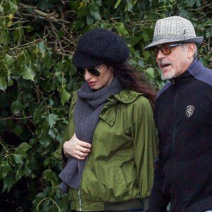 Exclusif - George Clooney et sa femme Amal (Alamuddin), enceinte, se promènent en amoureux le long de la Tamise dans le Berkshire le 31 mars 2017.