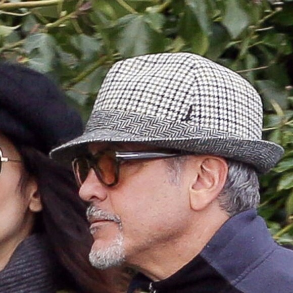 Exclusif - George Clooney et sa femme Amal (Alamuddin), enceinte, se promènent en amoureux le long de la Tamise dans le Berkshire le 31 mars 2017.