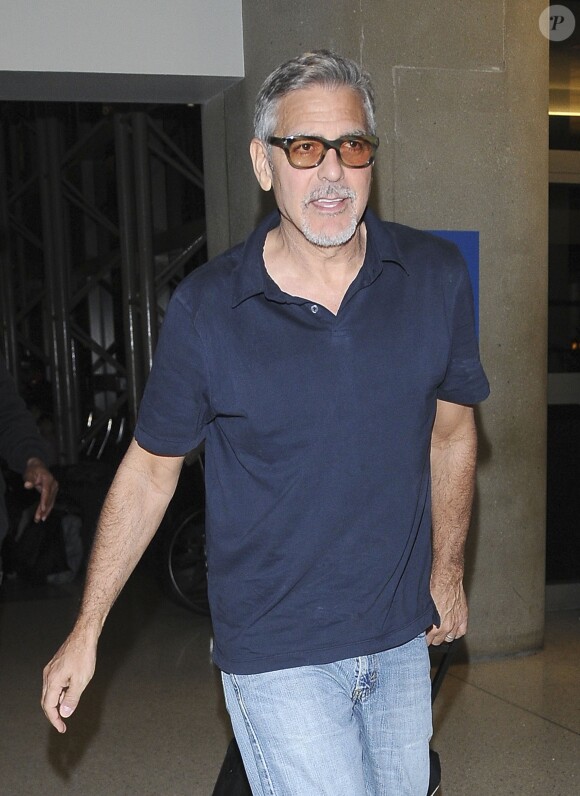George Clooney arrive à l'aéroport de LAX à Los Angeles, le 29 mars 2017