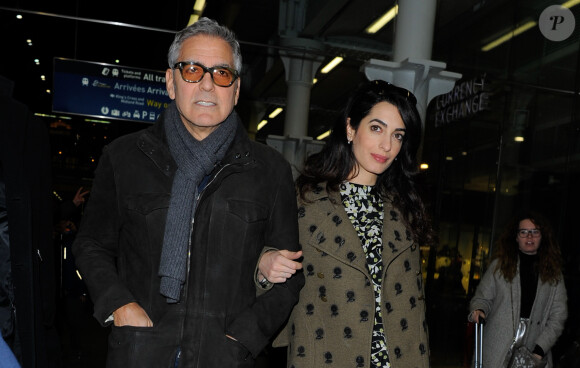 George Clooney et sa femme Amal Alamuddin (enceinte) arrivent à Londres par l'Eurostar le 26 février 2017.