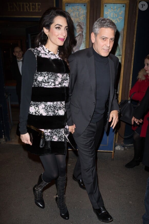 George Clooney et sa femme Amal Alamuddin (enceinte) sortent à minuit du restaurant Lapérouse à Paris le 25 février 2017
