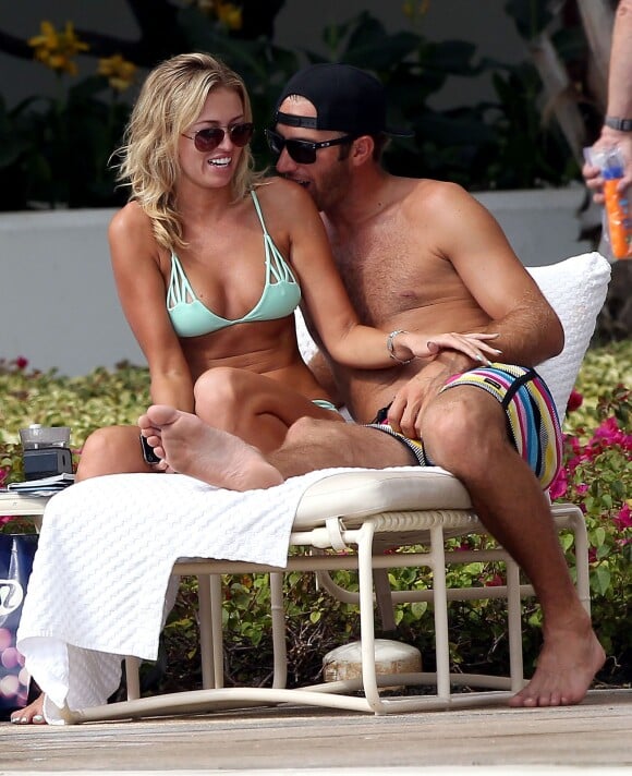Paulina Gretzky et son petit ami Dustin Johnson passent la journée sur une plage a Hawaii, le 12 janvier 2013.