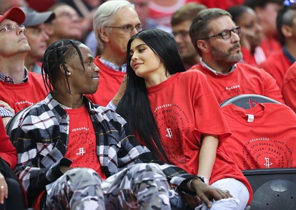 Travis Scott et Kylie Jenner lors d'un match de basketball opposant les Houston Rockets face à l'équipe d'Oklahoma City Thunder à Houston le 25 avril 2017