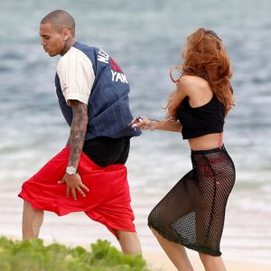 Rihanna fume deux joints avec Chris Brown sur une plage d'Hawai le jour de ses 25 ans le 20 fevrier 2013.