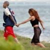 Rihanna fume deux joints avec Chris Brown sur une plage d'Hawai le jour de ses 25 ans le 20 fevrier 2013.