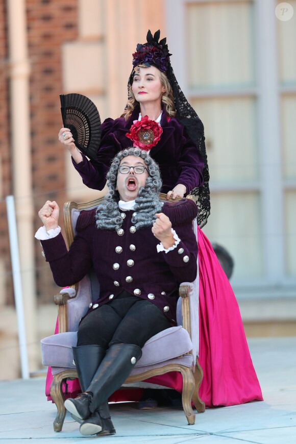 Matthieu Lécroart, Christine Tocci - Opéra "Les Noces de Figaro" mis en scène par l'actrice J. Gayet lors de la 17e édition d'Opéra en Plein Air au Domaine Départemental de Sceaux le 14 juin 2017. © Cyril Moreau/Bestimage