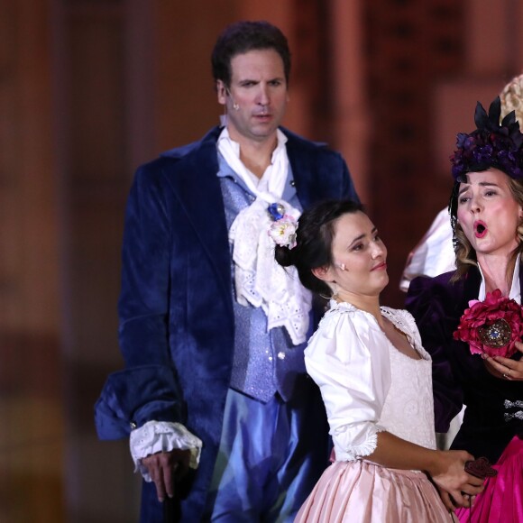 Norma Nahoun, Christine Tocci, Laurent Kubla, Florian Cafiero, - Opéra "Les Noces de Figaro" mis en scène par l'actrice J. Gayet lors de la 17e édition d'Opéra en Plein Air au Domaine Départemental de Sceaux le 14 juin 2017. © Cyril Moreau/Bestimage