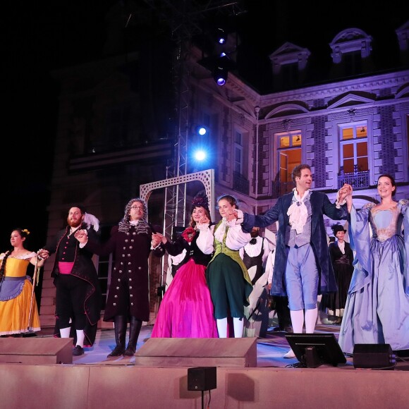 Maya Villanueva, Florian Cafiero, Matthieu Lécroart, Christine Tocci, Cécile Madelin, Laurent Kubla, Lies Vandewege, Norman Patzke, Norma Nahoun - Opéra "Les Noces de Figaro" mis en scène par l'actrice J. Gayet lors de la 17e édition d'Opéra en Plein Air au Domaine Départemental de Sceaux le 14 juin 2017. © Cyril Moreau/Bestimage