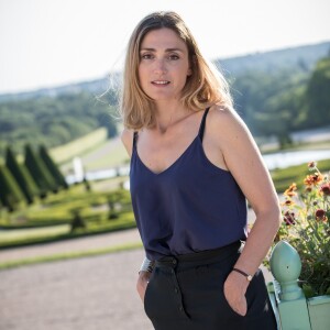 Julie Gayet - Backstage de l'opéra "Les Noces de Figaro" mis en scène par l'actrice J. Gayet lors de la 17e édition d'Opéra en Plein Air au Domaine Départemental de Sceaux le 14 juin 2017. © Cyril Moreau/Bestimage