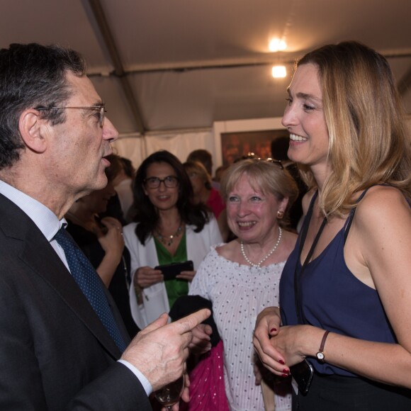 Patrick Devedjian, Julie Gayet - Backstage de l'opéra "Les Noces de Figaro" mis en scène par l'actrice J. Gayet lors de la 17e édition d'Opéra en Plein Air au Domaine Départemental de Sceaux le 14 juin 2017. © Cyril Moreau/Bestimage